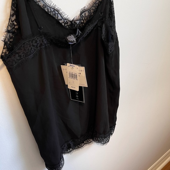 Flowy tank top with lace detailing and adjustable straps - Picture 2 of 7